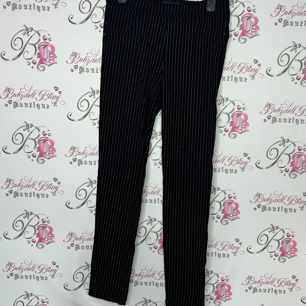 Sanctuary pants pin stripe black white pocket on back with logo stretchy cute